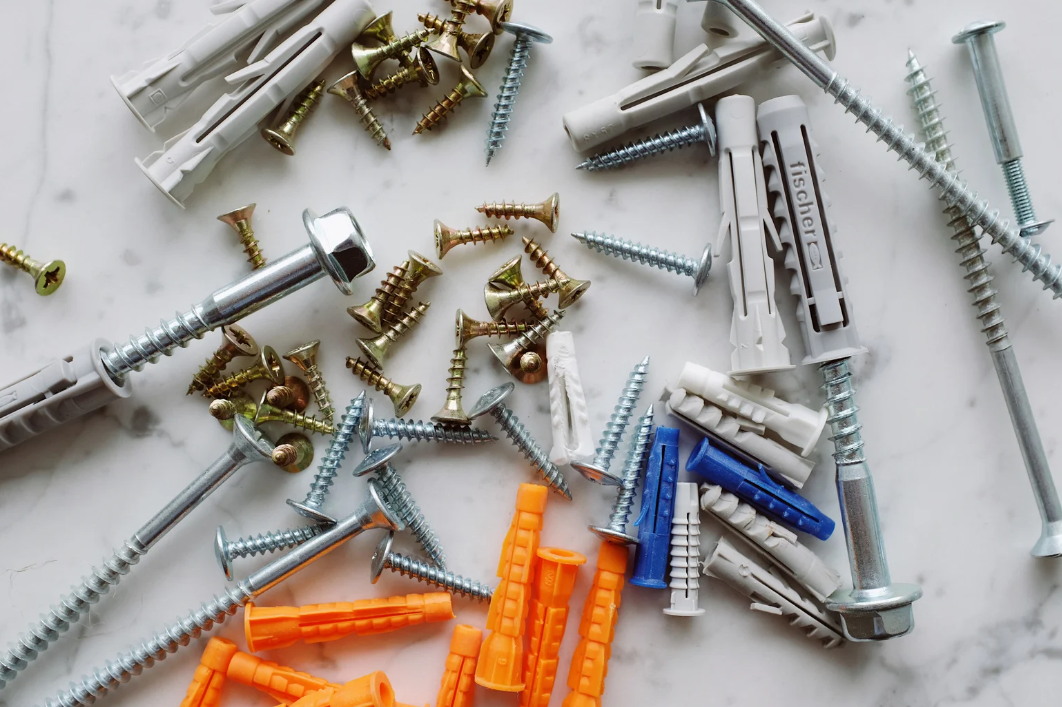 Vis, chevilles et rivets pour la fixation